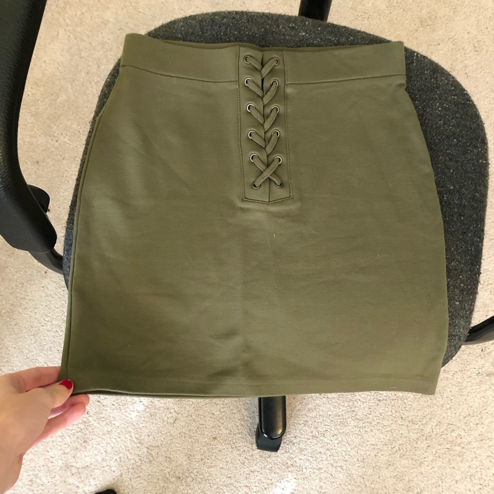 Green tie up skirt - Picture 1 of 3